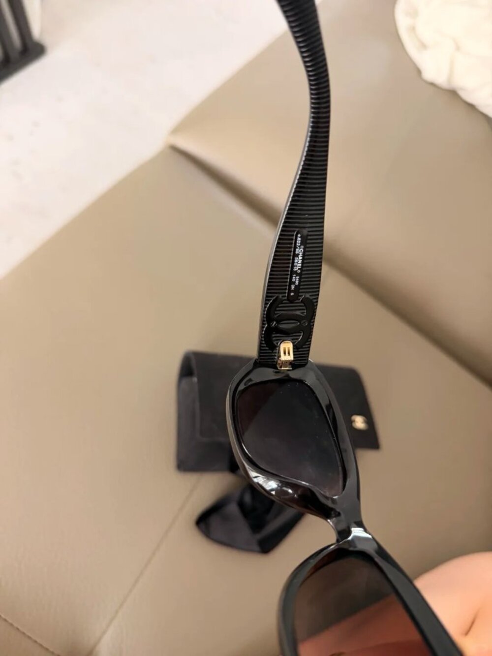 CHANEL CH5493 Black Sunglasses Gold CC Logo New Authentic - Picture 4 of 10